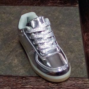 Girl shoes light with charger included